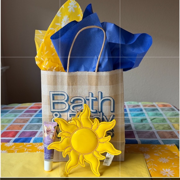 🌻👸🌻 BATH AND BODY WORKS RAPUNZEL SUN COIN PURSE & LIP GLOSS 🌻👸🌻 NWT 🌻👸🌻 - Picture 4 of 16